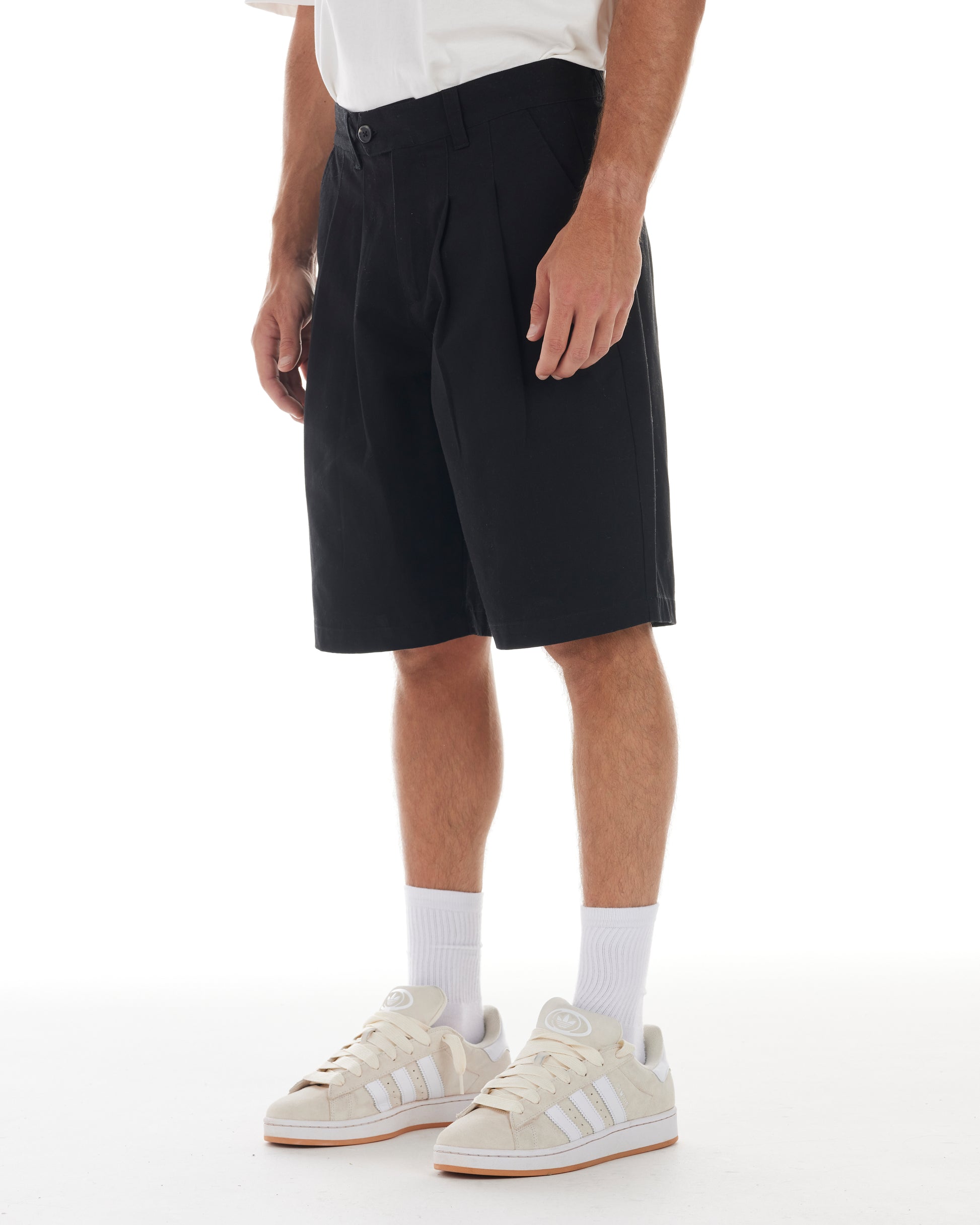 THE AVENUE SHORT
