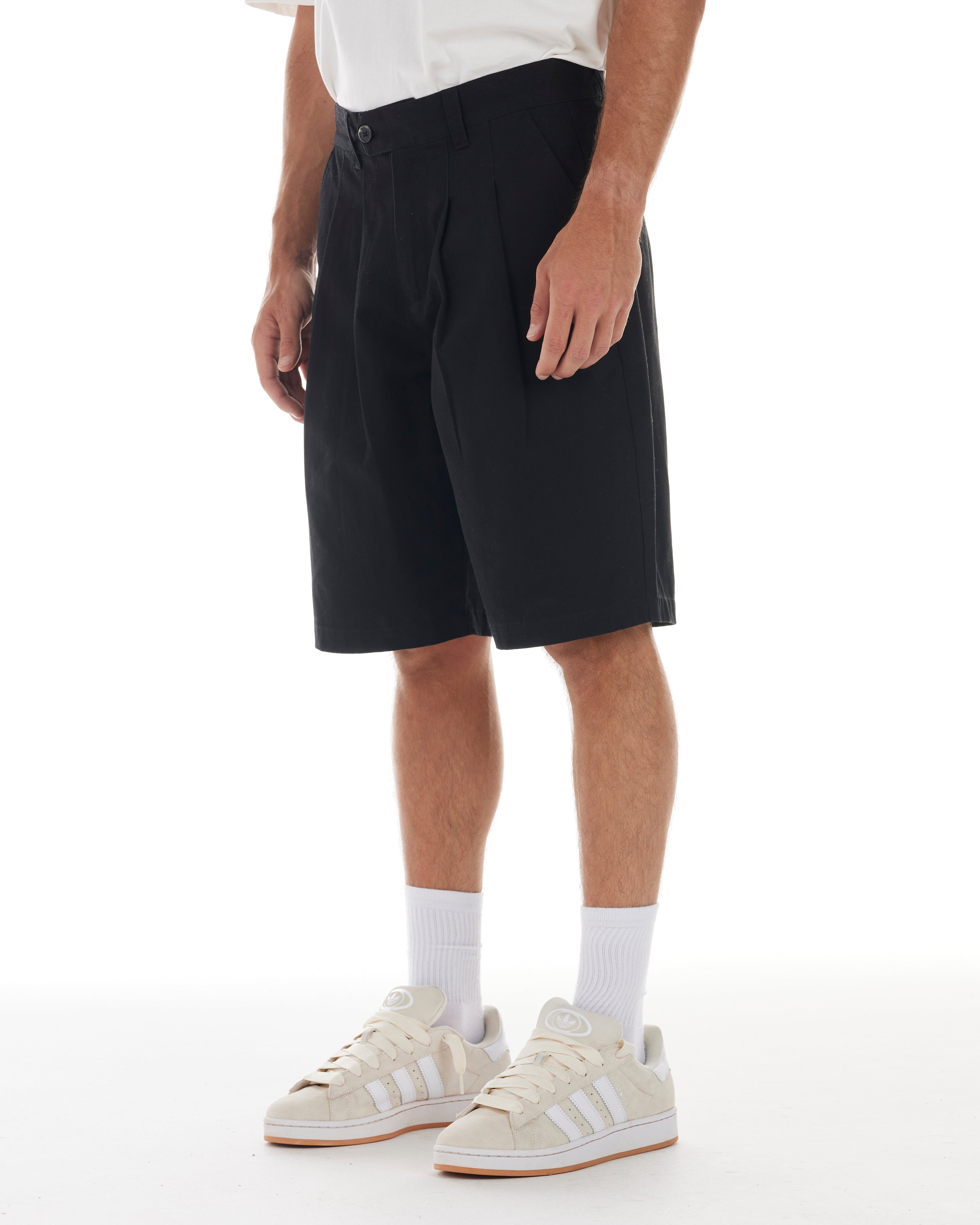 THE AVENUE SHORT