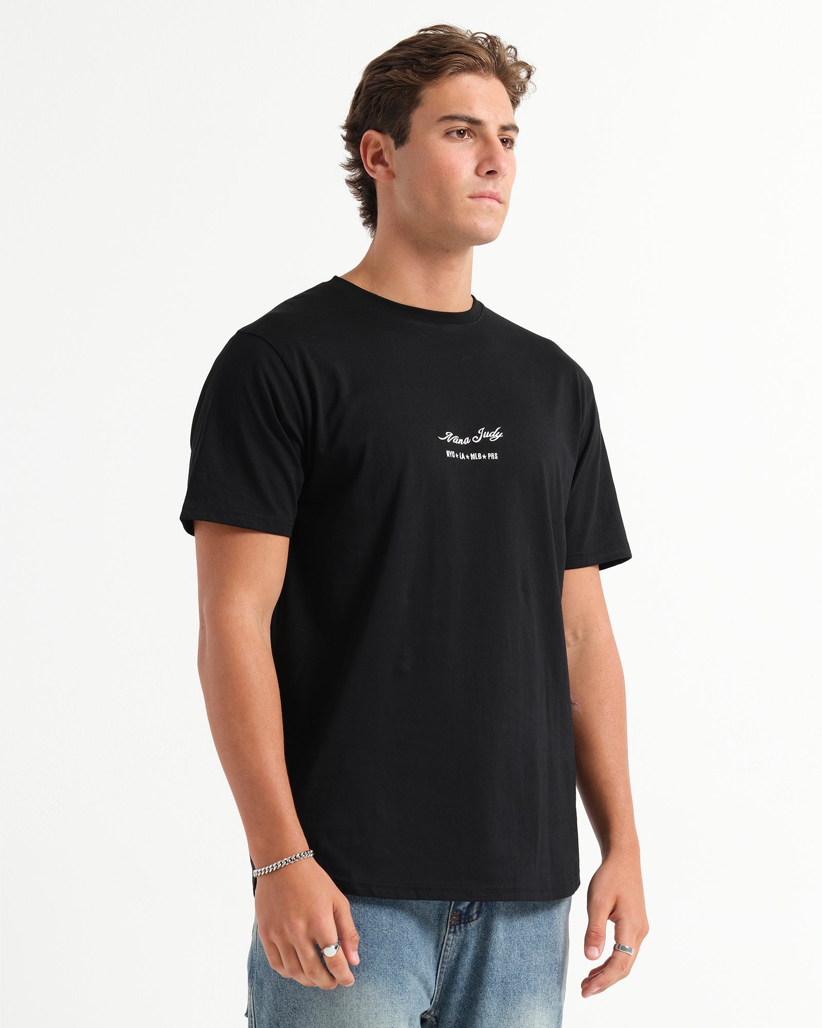 THE SIGNATURE T-SHIRT