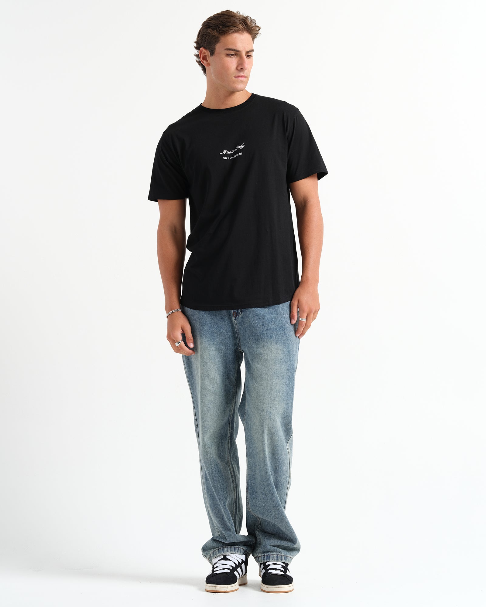 THE SIGNATURE T-SHIRT